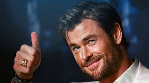 Hvězda seriálu Tělo nezná hranic Chris Hemsworth zahrál na bicí na koncertě  Eda Sheerana