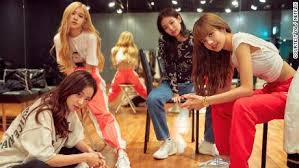 Read blackpi̇nk'i̇ di̇ğer gruplardan farkli kilan ne? Blackpink Light Up The Sky Review A Netflix Documentary Shines Brightest When It Humanizes The Popular K Pop Group Cnn
