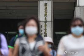 It has four exits, two of which are equipped with elevators. Hzqi2bnjeqmcjm