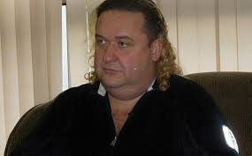 Маленький хвостик, квадратное лицо, очки и трубка. Morgenshtern Alisher Tagirovich Biografiya Novosti Foto Data Rozhdeniya Press Dose Personalii Globalmsk Ru