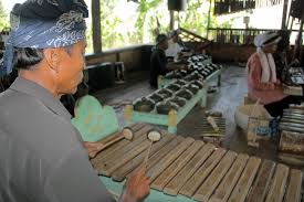 Uniknya kekayaan budaya ini digali dari daerah daerah di indonesia asli sehingga nampak ciri khas yang kuat. Melestarikan Budaya Dengan Memainkan Gamelan Sunda Indonesia Kaya