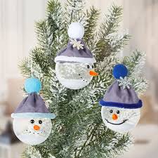 Customisez cet adorable bonhomme de neige avec du tissu, de la feutrine, mais aussi avec de la peinture ou encore des sequins. Idee Creative Boules De Noel Bonhomme De Neige Buttinette Loisirs Creatifs