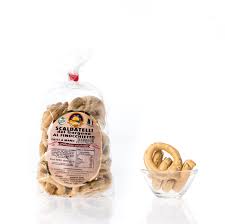 Dolci biscotti girandola i biscotti girandola sono degli sfiziosi dolcetti di pasta frolla bicolore, cacao e bianco che insieme creano un originale effetto visivo! Scaldatelli Pugliesi