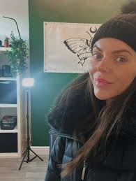 It's very cold in the studio today! 🥶 I do have the heater