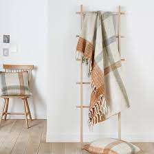 Le plaid façon 'fausse' fourrure fera des heureux parmi les amateurs de gros tissus moelleux. Checked Beige La Redoute Interieurs La Redoute
