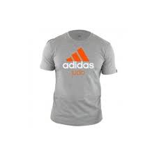 A adidas é uma empresa de calçados de renome internacional que ganhou fama por seu design esportivo exclusivo. Adidas Community T Shirt Grey Orange Judo Budo House