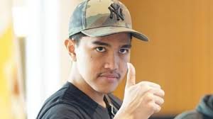 Ketenaran anak bungsu presiden joko widodo (jokowi), kaesang pangarep kini bisa dibilang beradu dengan sang bapak. Penipu Online Kaget Begitu Ditransfer Ternyata Yang Beli Kaesang Anak Jokowi Bentengsumbar Com