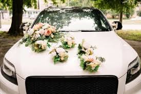 Für die blumendeko zur hochzeit kommen kosten von etwa 600€ (brautstrauß, herrenanstecker, tischschmuck, blumenschmuck für kirche und auto) auf euch zu. Autoschmuck Zur Hochzeit 55 Schone Tipps Ideen Beispiele