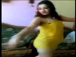 رقص رقص منزلي فاجر بقميص النوم الأصفر القصير