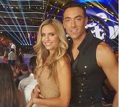Des célébrités s'associent avec des professionnel(le)s de la danse, pour être jugés ensuite par un jury de professionnels et par le public. Podcast Danse Avec Les Stars Clara Morgane Et Maxime Dereymez Restent En Haut De L Affiche