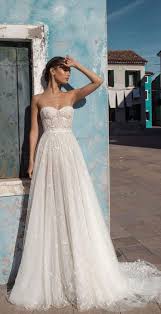 If you are finding it hard to find the right dress that fits your wedding theme, do not worry. 32 Beach Wedding Dresses Perfect For A Destination Wedding Simple Wedding Dress Off The Shoulder Wedding Dresses Vintage Beach Wedding Dress Wedding Dresses