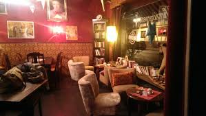 Wir haben sitzplätze ab 2 bis zu 30 personen pro tisch. Cafe Wohnzimmer Location