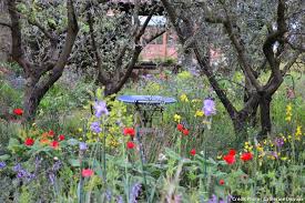 Un Jardin Provencal Aux Mille Senteurs Jardin Provencal Jardins Et Design D Amenagement Paysager