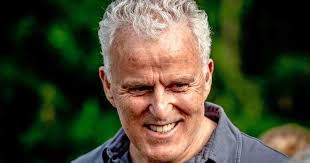 Steenrijke zakenman de keel overgesneden terwijl vrouw naast hem lag te slapen. Remove Career Peter R De Vries Becomes Wettermann Entertainment