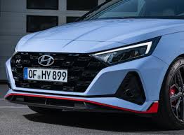 Jaunajam i20 ir satriecošs dizains un agresīvi stila elementi, kuriem iedvesma rasta hyundai n veiktspējas klāstā. Der Neue Hyundai I20 N Hyundai Deutschland