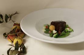 Salare e scottare la guancia di vitello. Guanciale Di Bue Pure Di Sorbole E Fave Di Tonka Verdure Saltate Italiasquisita Net