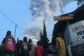 Melalui rilis laporan situasi erupsi merapi yang dirilis hari ini (1/6/2018) oleh pusat pengenadi operasi (pusdalops) penanggulangan bencana diy, warga dihimbau untuk tidak panik dan ikuti arahan. Gunung Merapi Erupsi Solo Boyolali Dan Sekitarnya Dilanda Hujan Abu