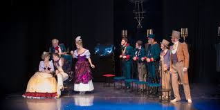Para entender qué es un guión teatral, es también importante saber que es una parte fundamental del teatro, una parte del grupo de las artes el guión en el caso del teatro, es un libreto que se encarga de presentar todos los contenidos que se necesitan para poder desarrollar adecuadamente una obra. Obra De Teatro Origen Generos Estructura Y Caracteristicas