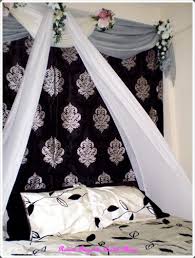 Berlainan dengan bilik pengantin lelaki yang lebih senang dengan konsep hiasan sederhana tetapi untuk mengelakkan bilik kelihatan pucat dan tidak berjaya, perabot atau perhiasan berwarna sedikit. Hiasan Bilik Cantik Manis Bridal Bouquet