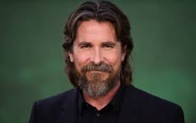 Christian Bale compie 50 anni, da Batman al pugile Dicky Eklund: i suoi  ruoli più famosi