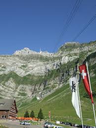 Dem wegweiser richtung chränzerenpass folgend gelangt man, nach einem kurzen aufstieg über weiden, auf einen gut ausgebauten weg der mehrheitlich flach durch einen wurzeligen wald und moorwiesen führt. Wasserauen Santis Wanderung Chruss