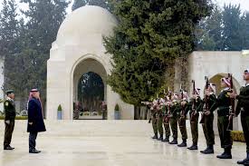 تشكلت أول حكومة أردنية في عهد إمارة شرق الأردن في 11 نيسان 1921، فعندما رأى الأمير عبد الله الأول بن الحسين أن الحاجة أصبحت ماسَّـة لتشكيل حكومة في شرقي الأردن، عهد إلى رشيد طليع بتشكيلها ليكون أول رئيس لأول حكومة أردنية. Ù…Ø§ Ø³Ø± ØªØ¨Ø¯ÙŠÙ„ Ø§Ù„Ø­Ø±Ø³ Ø§Ù„Ø®Ø§Øµ Ù„Ù„Ø¹Ø§Ø¦Ù„Ø© Ø§Ù„Ù…Ø§Ù„ÙƒØ© ÙÙŠ Ø§Ù„Ø£Ø±Ø¯Ù† Ø§Ù„Ø®Ù„ÙŠØ¬ Ø£ÙˆÙ†Ù„Ø§ÙŠÙ†