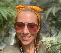 Lindsey Lockhart's Instagram, Twitter & Facebook