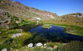 دریاچه آت گلی در میان ارتفاعات سبلان در شرق مشکین شهر استان اردبیل در شیروان دره قرار دارد و جز مناطق حفاظت شده می باشد دریاچه ای Golf Courses Field Travel