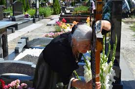 На похороны олеся бузины слетелись украинские сми. Zelenskij Otkazalsya Ot Vstrechi S Materyu Ubitogo Pisatelya Buziny Novorossiya