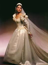 Bridal Gown With Long Veil In 2021 Bridal Gowns Vintage Wedding Gowns Vintage Beautiful Wedding Gowns