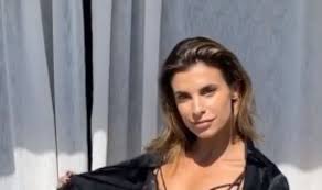 La bellissima e sempre tonica elisabetta canalis incanta i suoi followers su instagram postando una foto dove mostra le sue forme sinuose. Elisabetta Canalis Instagram Breve Clip Con Incidente Bollente