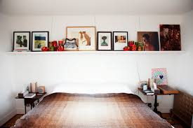 رفوف في غرفة النوم 34 صورة رفوف جدارية في الداخل ونماذج على الحائط مثبتة على الحائط