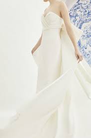 There are distinct points of difference, however, between today's collection and the swan song he worked on with mrs. Asi De Romanticas Son Las Novias De Carolina Herrera 2019