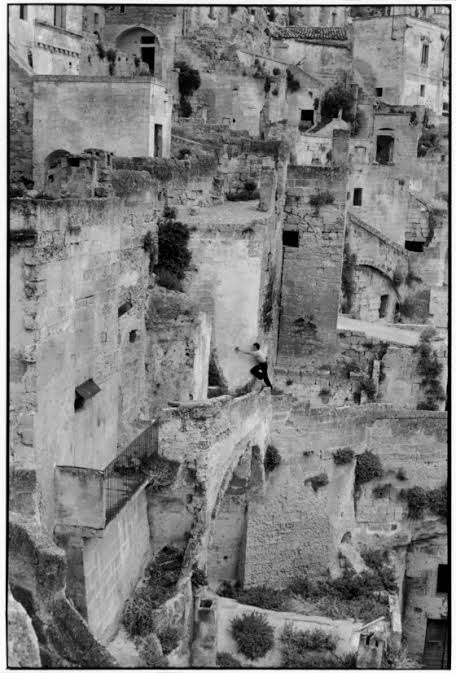 Henri Cartier-Bresson, La visione di Matera – ( 1951-52 / 1972-73 ) – Dalla mostra: La Lucania di Henri Cartier-Bresson: immagini di una terra ritrovata, Milano (2015). Testo di Carmela Biscaglia (