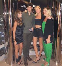 Born and raised in rome by antoinette and eugene, began his television career in telemontecarlo, where he initially led the show retail beware in 1991, and then take part in the. Alessia Marcuzzi Compleanno A Dubai Con Marito Figli E Amiche Al Caldo Per I 46 Anni Gossip It