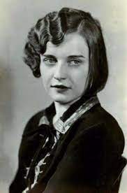 Vintage Pictures Show A Step By Step Tutorial On How To Make The Marcel Waves Hair That Were Popular During The Marcel Waves Hair Waves Finger Waves Short Hair