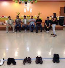 Have Men Blow Up Balloons Put Them Underneath Their Shirt And Go And Try To T Dinamicas Para Baby Shower Premios De Juegos De Baby Shower Boy Baby Shower Ideas