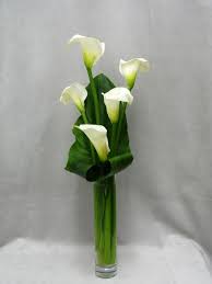 Elegant White Calla Lilies Stand Out Against Lush Greenery Jarros Arranjos De Flores Flores