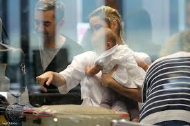 Guillaume canet et sa compagne, marion cotillard, ont contracté le virus qui terrasse la planète depuis janvier. Velvet Gumicukor Marion Cotillard Csak Hat Honapig Tudta Eldugni A Vilag Elol Fel Eves Kislanyat