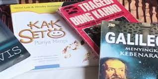 Diajar kaparigelan basa téh ngaliwatan dua tahapan, cing jelaskeun 3. Perbedaan Biografi Dan Autobiografi