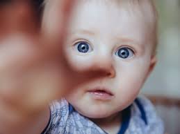 Ab der geburt können babys sehen, jedoch zunächst unscharf und nur kurze entfernungen. Einfach Erklart Ab Wann Sehen Babys Richtig
