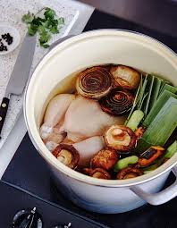 Un Delicieux Bouillon De Poulet Maison Et 4 Recettes De Soupes A Savourer Cooking Recipes Spicy Soup Chicken Broth