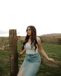 Ellie Ison (@ellieison235) • Instagram photos and videos