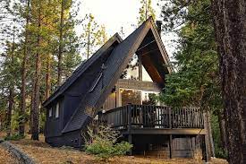 Oak knoll lodge and cabins is ideally located off the main highway on a secluded and quiet national forest land, in the beautiful mountains of big bear lake. 12 Best Airbnb Rentals In Big Bear Lake California