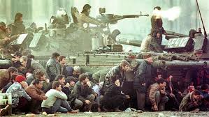 Spre sfarsitul anului, indeosebi in vestul romaniei, populatia aflase, de la posturile de televiziune externe (maghiare, iugoslave) si emisiunile in limba romana de la radio europa libera si vocea americii. Concluzia Procurorilor Militari Teroristii De La Revolutie Nu Au Existat Ziare Com Romania Dw 18 04 2018