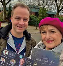 Frohe Weihnachten“ habe ich heute erstmals in meinem neuen Wahlkreis 11 den  Bürgerinnen und Bürger gewünscht ☺️ Gemeinsam mit der ebenfalls für den  Wahlkreis 11 zuständigen Kreistagskandidatin Petra Indenhuck haben wir  Weihnachtskarten