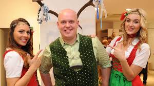 We would like to show you a description here but the site won't allow us. Darts Weltmeister Michael Van Gerwen In Tracht Stadt