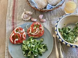 Wir waren in einem restaurant und haben einen tatarenhut für 5 erwachsene personen vorbestellt. Winterlicher Feldsalat Mit Knoblauch Und Sahne Feinslieb
