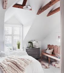 Peindre le mur où se situent les ouvertures va accentuer leur grandeur. 1001 Idees Deco De Chambre Sous Pente Cocoon