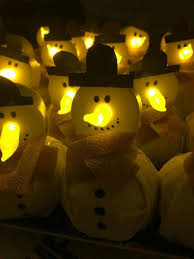 Leuke Sneeuwpoppen Met Een Buik Van Mandarijn En Een Led Waxinelichtje Als Gezicht En Een Zure Matje Als Das Met Afbeeldingen Bedankjes Sneeuwpoppen Traktaties